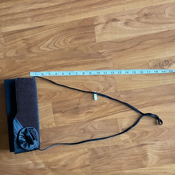 Black rose, pleated design crossbody bag - Picture 16 of 16